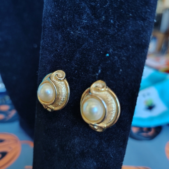 Faux pear earrings - Picture 1 of 3